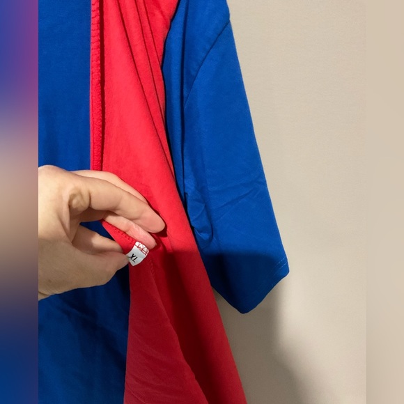 DC Superman T shirt size XL. Removable cape with Velcro. - Picture 5 of 5